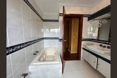 Casa de condomínio para alugar com 400m², 4 quartos e 4 vagas Casa de condomínio para alugar com 400m², 4 quartos e 4 vagasBanheiro da Suíte 1