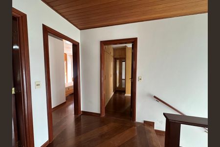 Casa de condomínio para alugar com 400m², 4 quartos e 4 vagas Casa de condomínio para alugar com 400m², 4 quartos e 4 vagasCorredor