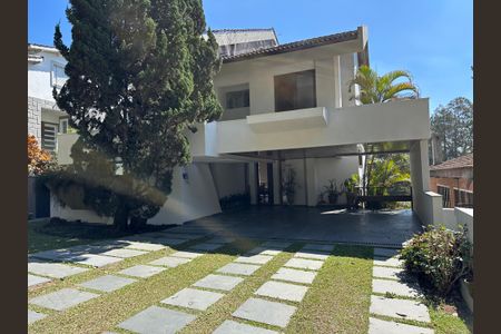 Casa de condomínio para alugar com 400m², 4 quartos e 4 vagas Casa de condomínio para alugar com 400m², 4 quartos e 4 vagasFachada