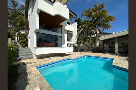 Casa de condomínio para alugar com 400m², 4 quartos e 4 vagas Casa de condomínio para alugar com 400m², 4 quartos e 4 vagasÁrea comum - Piscina