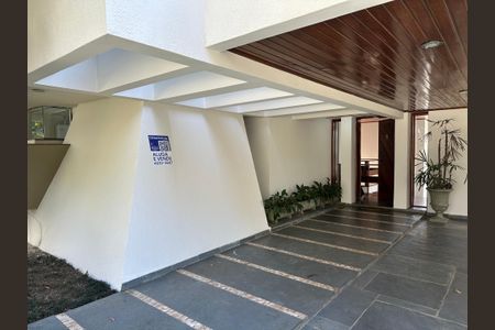 Casa de condomínio para alugar com 400m², 4 quartos e 4 vagas Casa de condomínio para alugar com 400m², 4 quartos e 4 vagasFachada