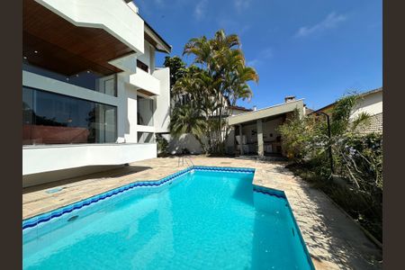 Casa de condomínio para alugar com 400m², 4 quartos e 4 vagas Casa de condomínio para alugar com 400m², 4 quartos e 4 vagasÁrea comum - Piscina