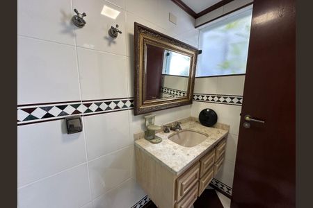 Casa de condomínio para alugar com 400m², 4 quartos e 4 vagas Casa de condomínio para alugar com 400m², 4 quartos e 4 vagasBanheiro 2