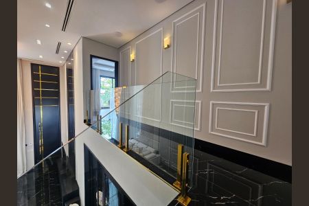 Casa à venda com 241m², 2 quartos e 3 vagas Casa à venda com 241m², 2 quartos e 3 vagasEscada