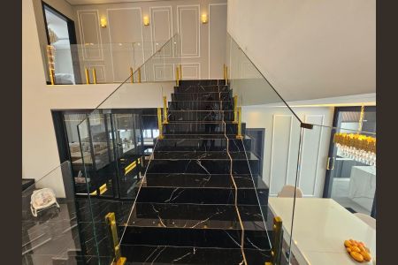 Casa à venda com 241m², 2 quartos e 3 vagas Casa à venda com 241m², 2 quartos e 3 vagasEscada