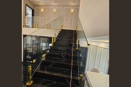 Casa à venda com 241m², 2 quartos e 3 vagas Casa à venda com 241m², 2 quartos e 3 vagasEscada