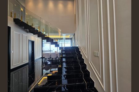 Casa à venda com 241m², 2 quartos e 3 vagas Casa à venda com 241m², 2 quartos e 3 vagasEscada