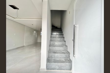 Casa à venda com 67m², 2 quartos e 1 vaga Casa à venda com 67m², 2 quartos e 1 vagaEscada