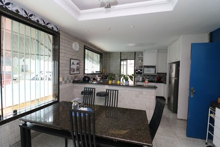 Casa à venda com 356m², 5 quartos e 3 vagasCozinha