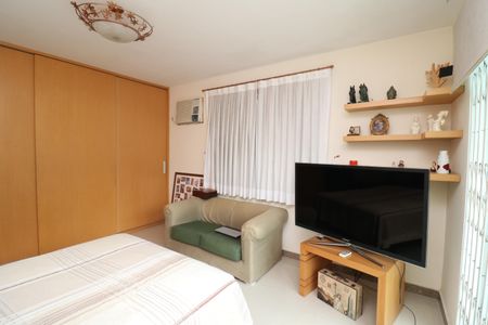 Casa à venda com 356m², 5 quartos e 3 vagasQuarto 2