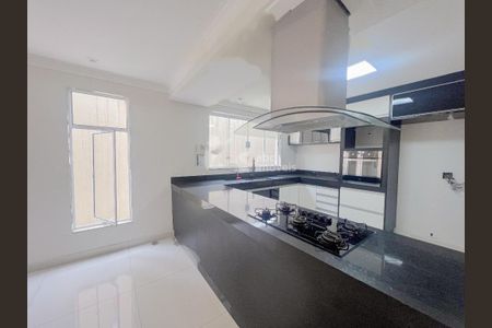 Casa à venda com 198m², 4 quartos e 2 vagas