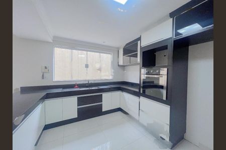 Casa à venda com 198m², 4 quartos e 2 vagas