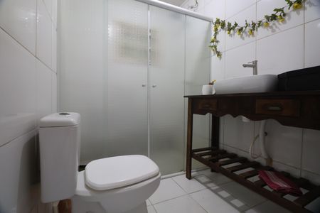 Casa à venda com 130m², 4 quartos e 2 vagasBanheiro 1