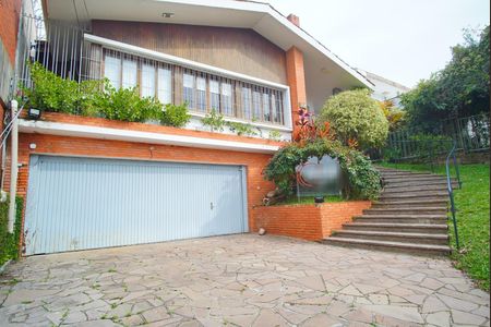 Casa à venda com 300m², 4 quartos e 4 vagasFachada