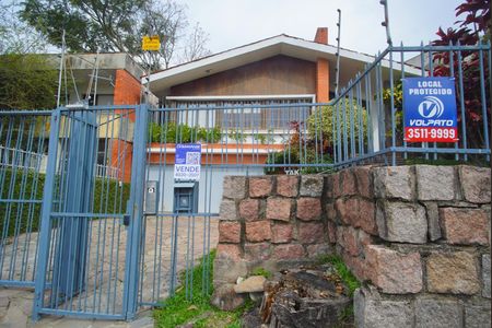 Casa à venda com 300m², 4 quartos e 4 vagasFachada