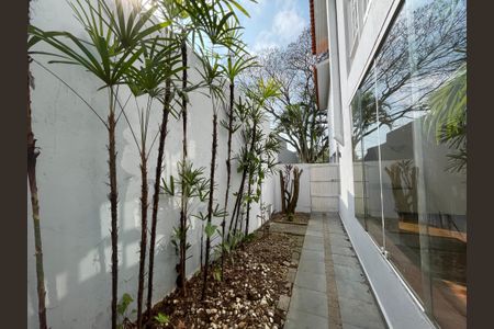 Casa de condomínio para alugar com 326m², 4 quartos e 6 vagas Casa de condomínio para alugar com 326m², 4 quartos e 6 vagasFachada