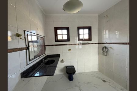 Casa de condomínio para alugar com 326m², 4 quartos e 6 vagas Casa de condomínio para alugar com 326m², 4 quartos e 6 vagasBanheiro da Suíte 1