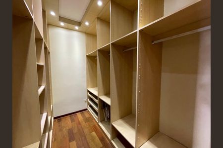 Casa de condomínio para alugar com 326m², 4 quartos e 6 vagas Casa de condomínio para alugar com 326m², 4 quartos e 6 vagasCloset da Suíte 1