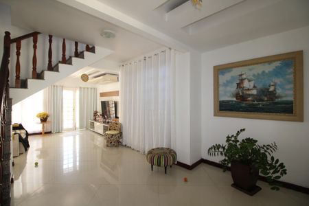 Sala de casa de condomínio para alugar com 3 quartos, 600m² em Taquara, Rio de Janeiro