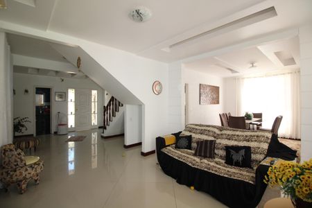 Sala de casa de condomínio para alugar com 3 quartos, 600m² em Taquara, Rio de Janeiro