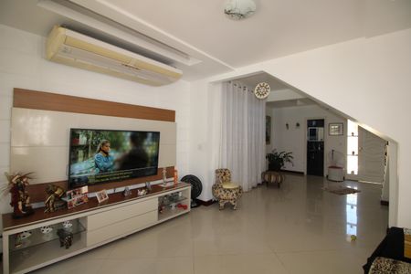 Sala de casa de condomínio para alugar com 3 quartos, 600m² em Taquara, Rio de Janeiro