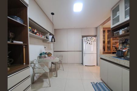 Casa à venda com 280m², 2 quartos e 2 vagas Casa à venda com 280m², 2 quartos e 2 vagasCozinha