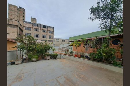 Casa à venda com 280m², 2 quartos e 2 vagas Casa à venda com 280m², 2 quartos e 2 vagasQuintal