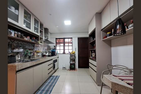 Casa à venda com 280m², 2 quartos e 2 vagas Casa à venda com 280m², 2 quartos e 2 vagasCozinha