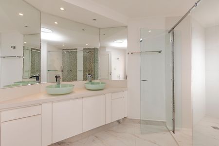 Apartamento à venda com 240m², 3 quartos e 3 vagas Apartamento à venda com 240m², 3 quartos e 3 vagasBanheiro da Suíte 1