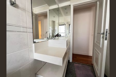 Apartamento à venda com 240m², 3 quartos e 3 vagasBanheiro da Suíte 3