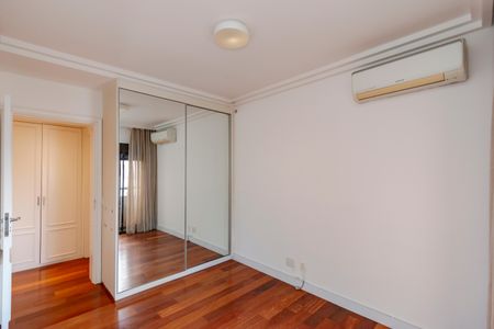 Apartamento à venda com 240m², 3 quartos e 3 vagas Apartamento à venda com 240m², 3 quartos e 3 vagasSuíte 2