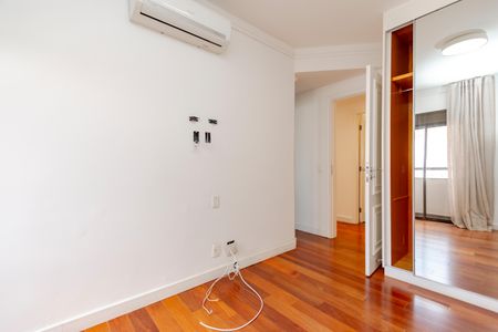Apartamento à venda com 240m², 3 quartos e 3 vagas Apartamento à venda com 240m², 3 quartos e 3 vagasSuíte 3