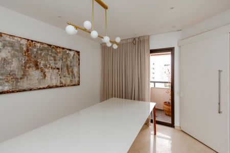 Apartamento à venda com 240m², 3 quartos e 3 vagas Apartamento à venda com 240m², 3 quartos e 3 vagasSala de Jantar