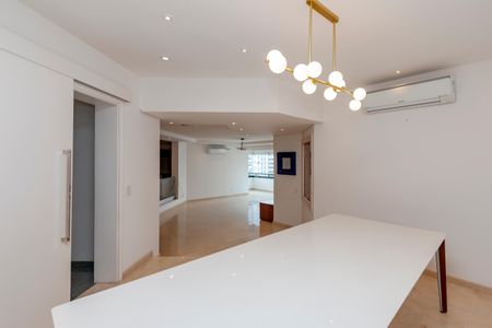 Apartamento à venda com 240m², 3 quartos e 3 vagas Apartamento à venda com 240m², 3 quartos e 3 vagasSala de Jantar