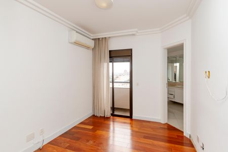 Apartamento à venda com 240m², 3 quartos e 3 vagas Apartamento à venda com 240m², 3 quartos e 3 vagasSuíte 2