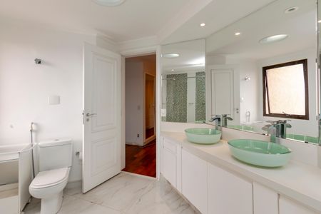 Apartamento à venda com 240m², 3 quartos e 3 vagas Apartamento à venda com 240m², 3 quartos e 3 vagasBanheiro da Suíte 1