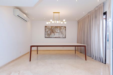 Apartamento à venda com 240m², 3 quartos e 3 vagas Apartamento à venda com 240m², 3 quartos e 3 vagasSala de Jantar