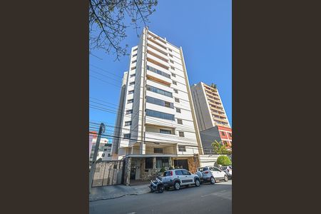 Apartamento à venda com 221m², 4 quartos e 3 vagas Apartamento à venda com 221m², 4 quartos e 3 vagasFachada e portaria