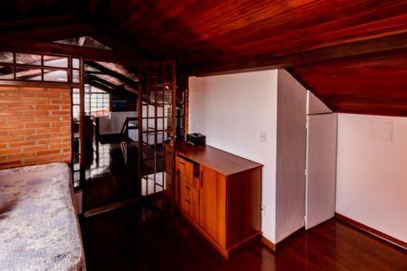 Casa à venda com 360m², 5 quartos e 2 vagas Casa à venda com 360m², 5 quartos e 2 vagasSótão