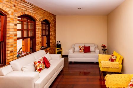 Casa à venda com 360m², 5 quartos e 2 vagas Casa à venda com 360m², 5 quartos e 2 vagasSala