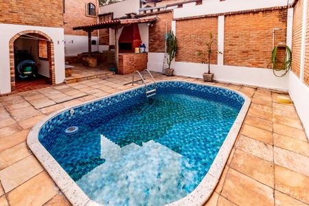Casa à venda com 360m², 5 quartos e 2 vagas Casa à venda com 360m², 5 quartos e 2 vagasÁrea comum - Piscina