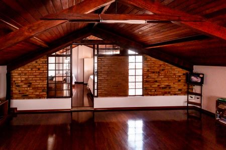 Casa à venda com 360m², 5 quartos e 2 vagas Casa à venda com 360m², 5 quartos e 2 vagasSótão