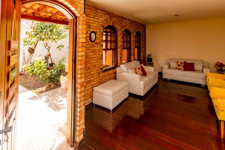 Casa à venda com 360m², 5 quartos e 2 vagas Casa à venda com 360m², 5 quartos e 2 vagasSala