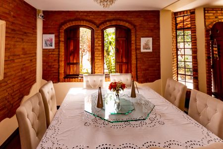 Casa à venda com 360m², 5 quartos e 2 vagas Casa à venda com 360m², 5 quartos e 2 vagasSala de Jantar