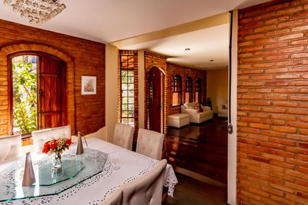 Casa à venda com 360m², 5 quartos e 2 vagas Casa à venda com 360m², 5 quartos e 2 vagasSala de Jantar