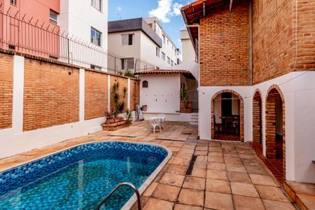 Casa à venda com 360m², 5 quartos e 2 vagas Casa à venda com 360m², 5 quartos e 2 vagasÁrea comum - Piscina