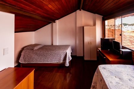 Casa à venda com 360m², 5 quartos e 2 vagas Casa à venda com 360m², 5 quartos e 2 vagasSótão