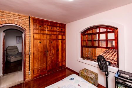 Casa à venda com 360m², 5 quartos e 2 vagas Casa à venda com 360m², 5 quartos e 2 vagasQuarto 2