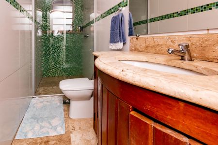 Casa à venda com 360m², 5 quartos e 2 vagas Casa à venda com 360m², 5 quartos e 2 vagasBanheiro Social