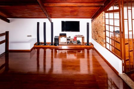 Casa à venda com 360m², 5 quartos e 2 vagas Casa à venda com 360m², 5 quartos e 2 vagasSótão